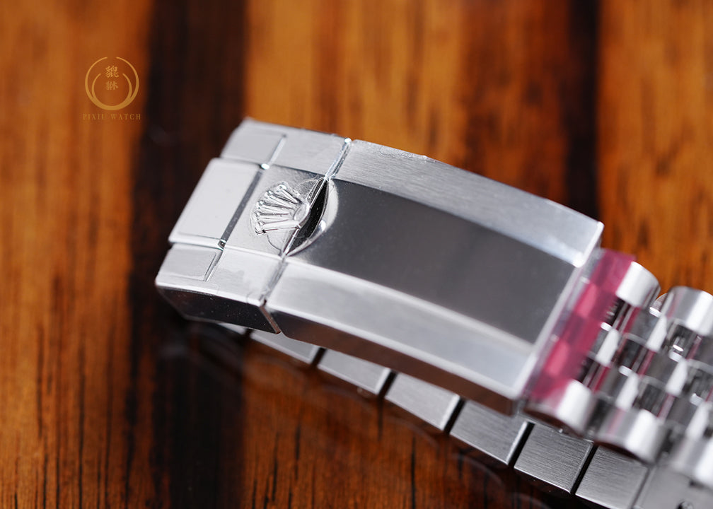 Rolex GMT-MASTER II “Pepsi” 126710BLRO