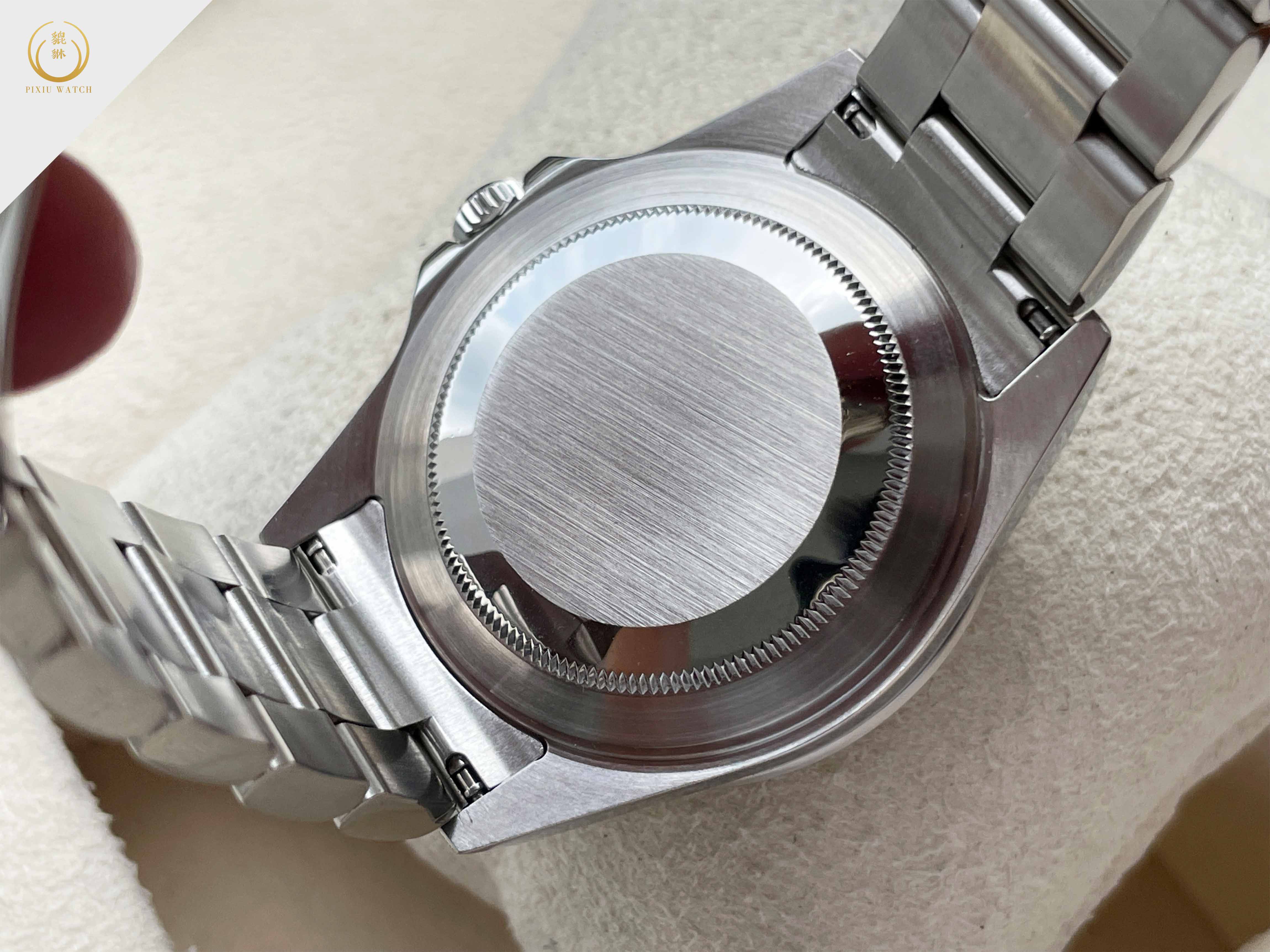 Rolex Explorer II หน้าขาว เข็มแดง