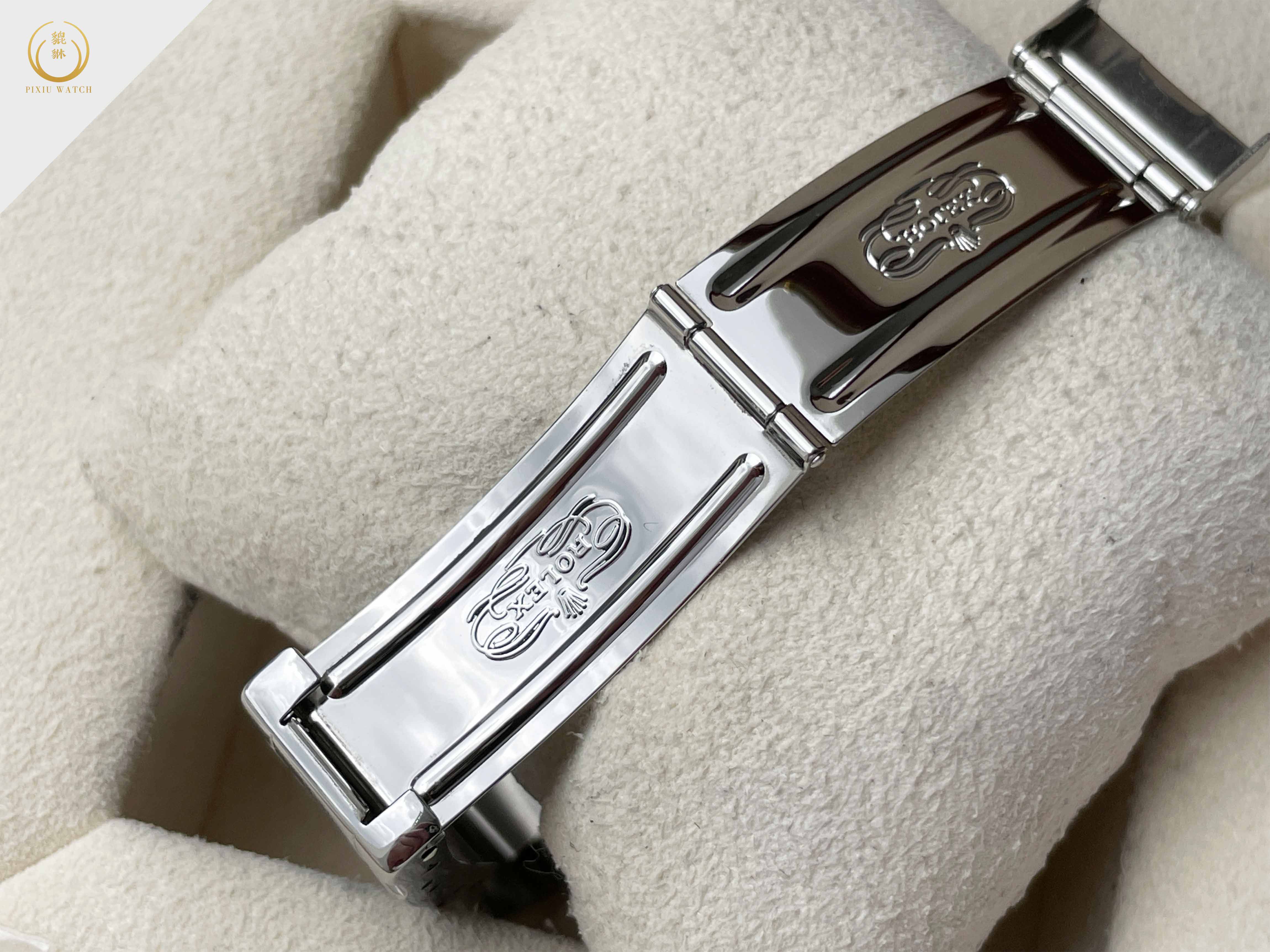 Rolex Explorer II หน้าขาว เข็มแดง
