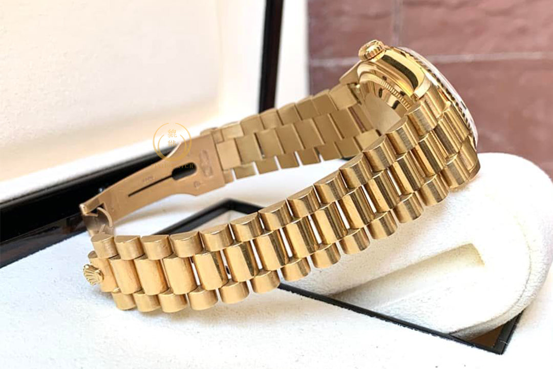 Rolex Vintage Day-Date Red Vignette Diamonds 18C Yellow Gold